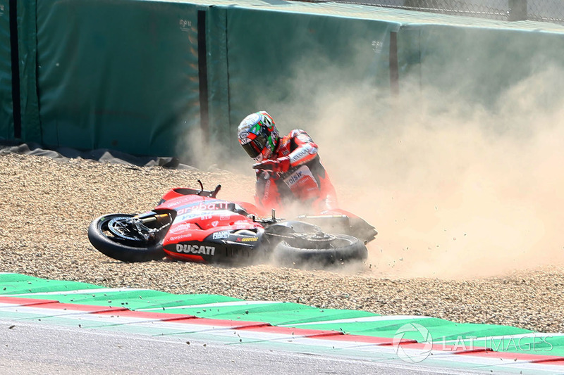 La chute de Chaz Davies pendant la Superpole