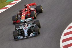 Льюис Хэмилтон, Mercedes AMG F1 W09, и Себастьян Феттель, Ferrari SF71H