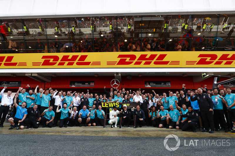 Hamilton tarolt a Mercedesszel Barcelonában - F1 2018