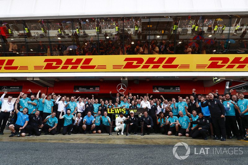 Lewis Hamilton, Mercedes AMG F1, 1st position, Valtteri Bottas, Mercedes AMG F1, 2nd position, Toto Wolff, Executive Director (Business), Mercedes AMG, the Mercedes team celebrate