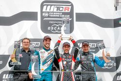 Podium: Race winner Esteban Guerrieri, ALL-INKL.COM Münnich Motorsport Honda Civic Type R TCR, seocnd place Pepe Oriola, Team Oscaro by Campos Racing Cupra TCR, third place Frédéric Vervisch, Audi Sport Team Comtoyou Audi RS 3 LMS