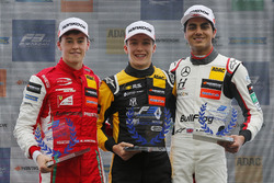 Podio de novatos: el primero Sacha Fenestraz, Carlin Dallara F317 - Volkswagen, el segundo Marcus Armstrong, PREMA Theodore Racing Dallara F317 - Mercedes-Benz, el tercero Enaam Ahmed, Hitech Bullfrog GP Dallara F317 - Mercedes-Benz