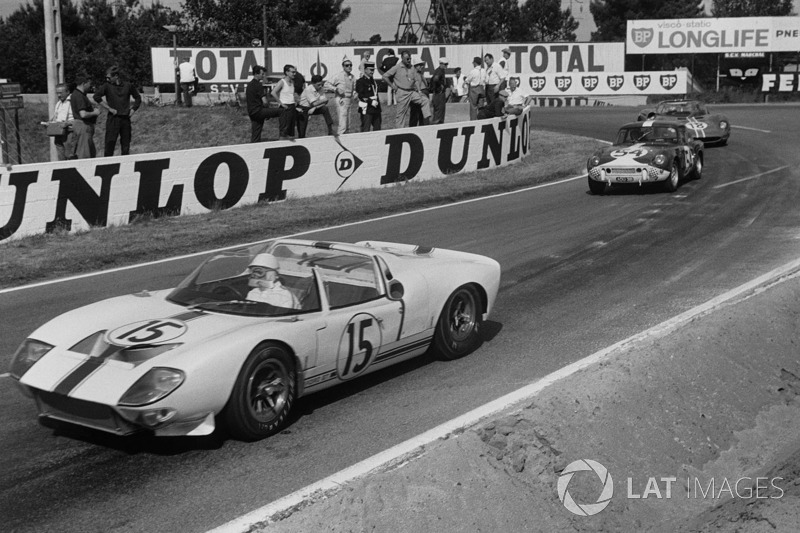 Maurice Trintignant et Guy Ligier, Ford GT40 spyder devancent Claude Dubois et Jean-Francois Piot, Triumph Spitfire