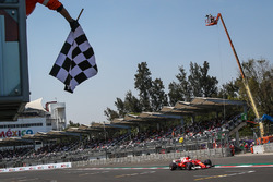 Sebastian Vettel, Ferrari SF70H, passe sous le drapeau à damier