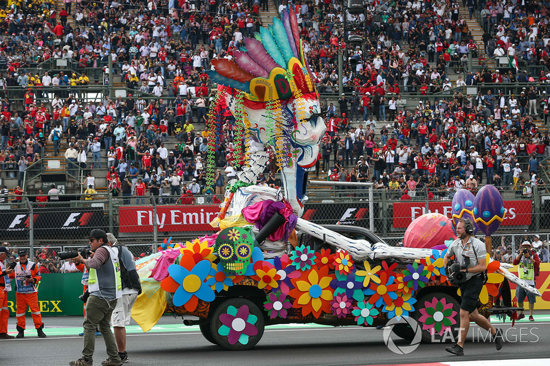 Pre-race entertainment with Day of the Dead characters
