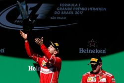 Podio: ganador de la carrera Sebastian Vettel, Ferrari, tercer lugar Kimi Raikkonen, Ferrari