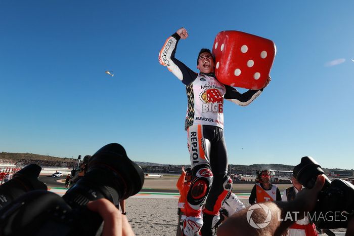 Marc Márquez campeón del mundo, del equipo Repsol Honda celebra