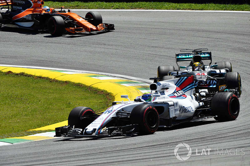 Lewis Hamilton, Mercedes-Benz F1 W08 battles with Felipe Massa, Williams FW40