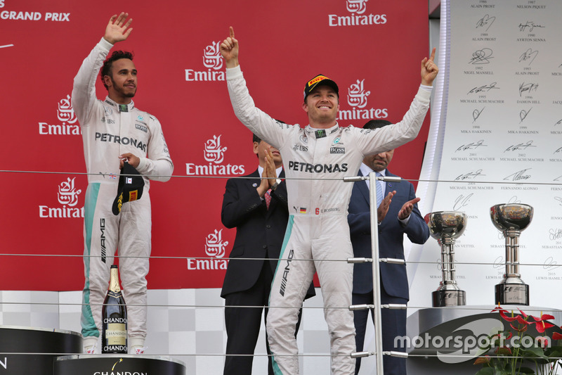 Ganador de la carrera Nico Rosberg, Mercedes AMG F1 (derecha) celebra en el podio con el tercer puesto compañero Lewis Hamilton, Mercedes AMG F1
