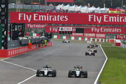 Híbrido de Mercedes AMG F1 W07, Lewis Hamilton y Nico Hulkenberg, Sahara Force India F1 VJM09 batall