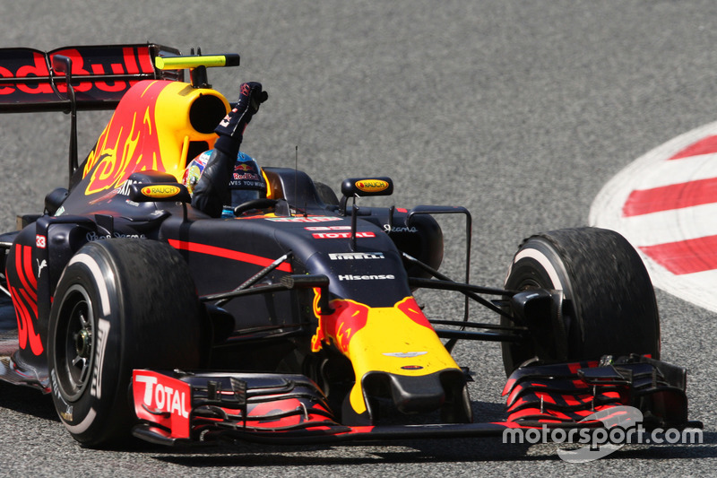 Race winner Max Verstappen, Red Bull Racing RB12, festeggia alla fine della gara