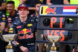 Ganador de la carrera Max Verstappen, Red Bull Racing celebra con el equipo