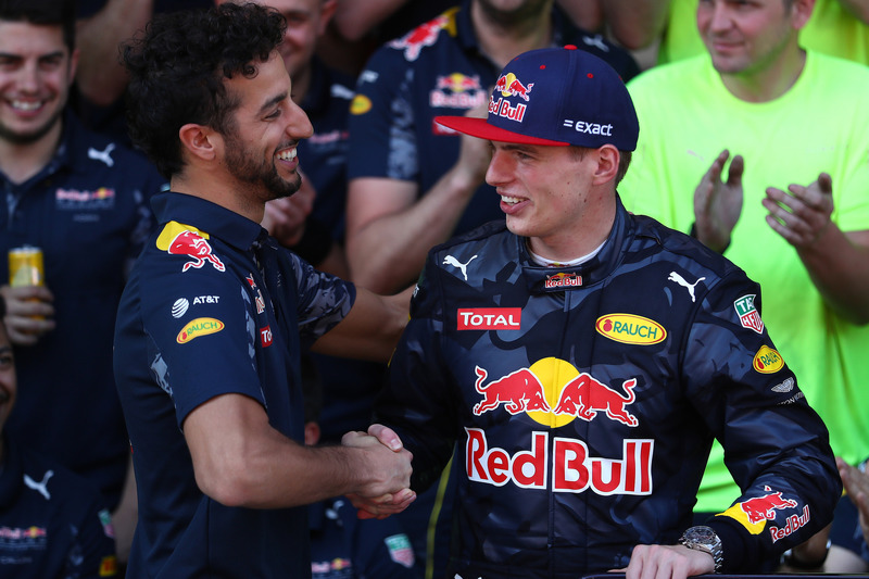 Daniel Ricciardo, Red Bull Racing félicite Max Verstappen, Red Bull Racing après sa première victoire