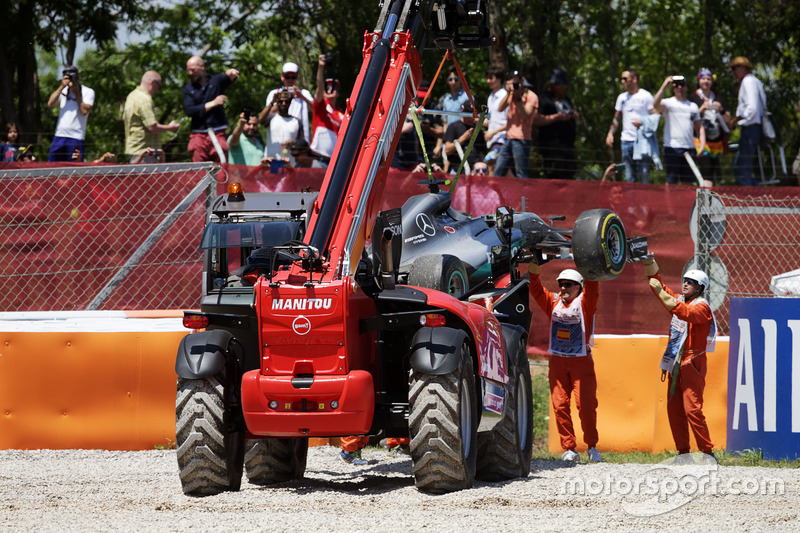 De Mercedes AMG F1 W07 Hybrid van Nico Rosberg na crash en opgave