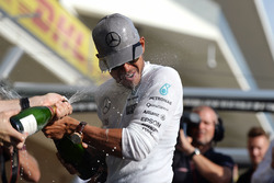 Race winner Lewis Hamilton, Mercedes AMG F1 celebrates with the team