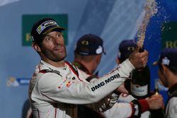 Podium: race winner Mark Webber, Porsche Team