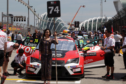 Grid girl of Pepe Oriola, SEAT León, Team Craft-Bamboo LUKOIL