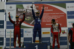 Podio carrera 1: segundo lugar Artem Petrov, DR Formula, ganador de la carrera Raúl Guzmán Marchina,