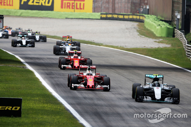 Nico Rosberg, Mercedes AMG F1 W07 Hybrid leads at the start of the race