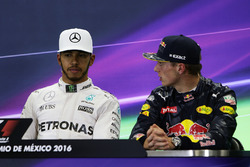 Lewis Hamilton, Mercedes AMG F1 en Max Verstappen, Red Bull Racing in de persconfernetie
