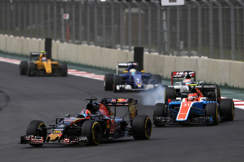 Daniil Kvyat, Scuderia Toro Rosso STR11, Esteban Ocon, Manor Racing MRT05