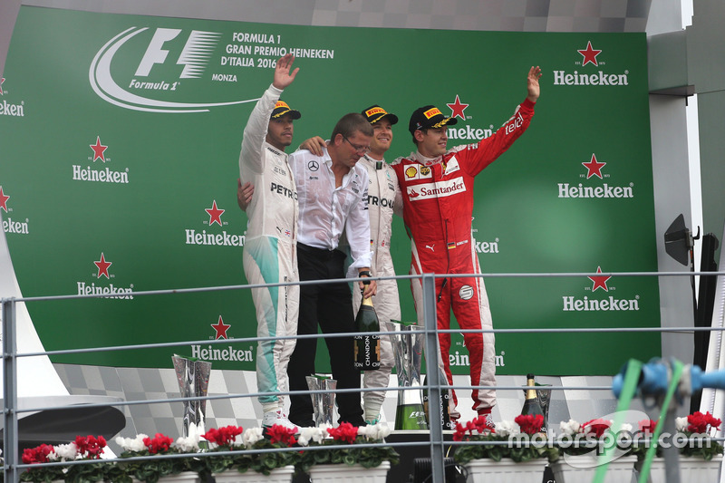 Podio: Lewis Hamilton, Mercedes AMG F1 Team, Nico Rosberg, Mercedes AMG F1 Team e Sebastian Vettel, Scuderia Ferrari