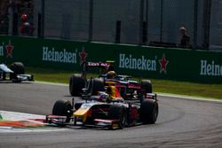 Pierre Gasly, PREMA Racing leads Arthur Pic, Rapax