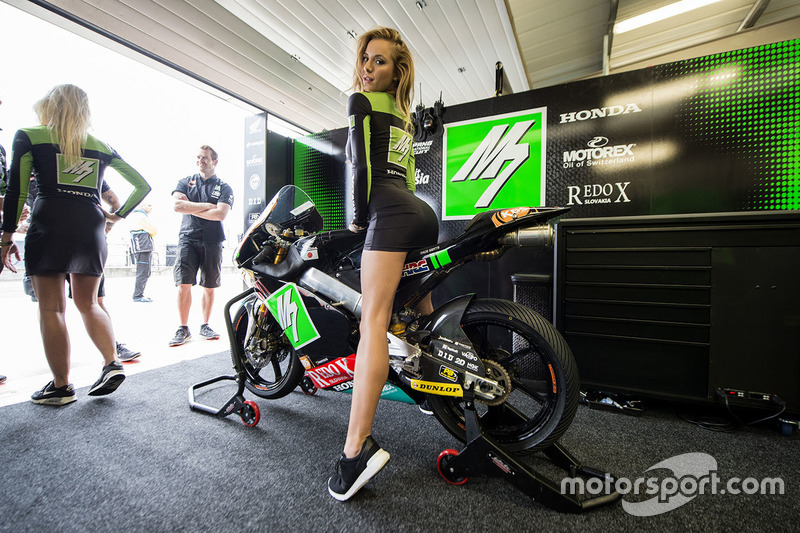 Lovely grid girl