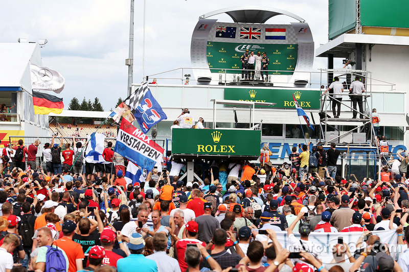 Fans aan het podium