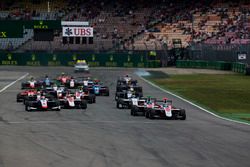 Alexander Albon, ART Grand Prix precede Nyck De Vries, ART Grand Prix e Antonio Fuoco, Trident alla