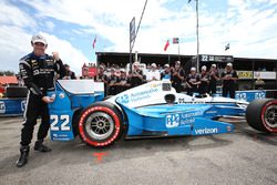 Polesitter Simon Pagenaud, Team Penske Chevrolet