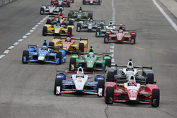 Start: Carlos Munoz, Andretti Autosport Honda leads the field to green