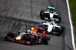 Daniel Ricciardo, Red Bull Racing RB12 leads Valtteri Bottas, Williams FW38 Mercedes and Nico Rosberg, Mercedes AMG F1 W07