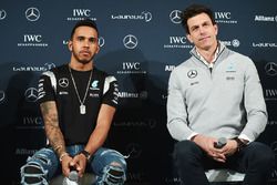 Lewis Hamilton, Mercedes AMG F1 Team y Toto Wolff, Mercedes AMG F1 Accionista y Director Ejecutivo