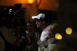 Jenson Button, McLaren con los medios