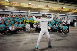 Race winner Nico Rosberg, Mercedes AMG F1 Team celebrates with team mate Lewis Hamilton, Mercedes AMG F1 Team and the team
