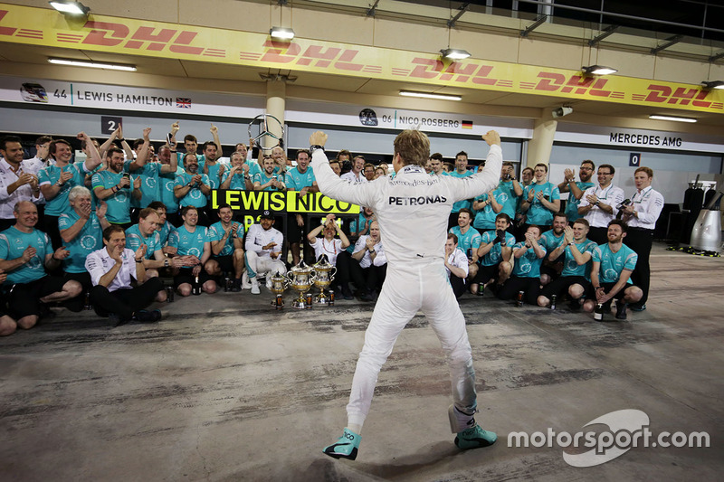 Race winner Nico Rosberg, Mercedes AMG F1 Team celebrates with team mate Lewis Hamilton, Mercedes AMG F1 Team and the team