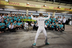 Победитель гонки - Нико Росберг, Mercedes AMG F1 Team празднуетс Льюисом Хэмилтоном, Mercedes AMG F1