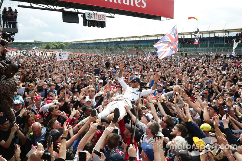 Ganador de la carrera Lewis Hamilton, Mercedes AMG F1 celebra con los fans