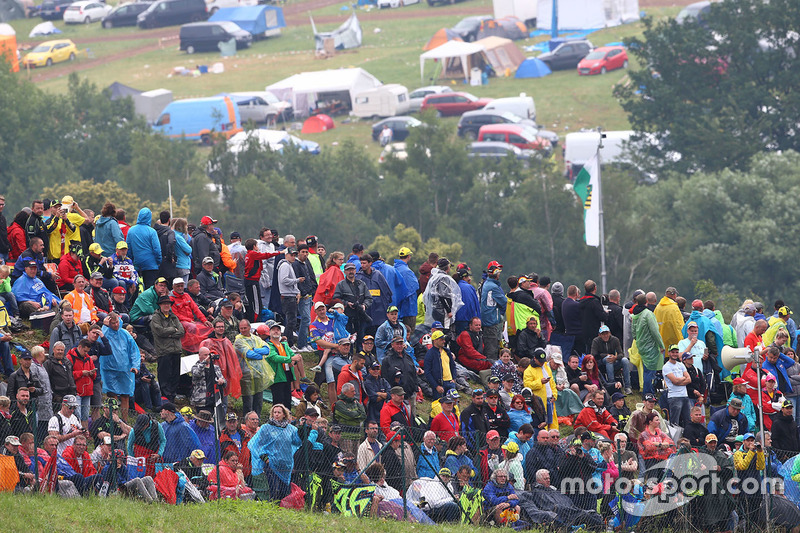 Mesmo com chuva, o público lotou o autódromo em Sachsenring.