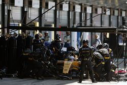 Kevin Magnussen, Renault Sport F1 Team RS16 hace una parada en boxes