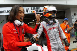 ストフェル・バンドーンと村岡潔監督(DOCOMO TEAM DANDELION RACING)