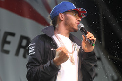 Lewis Hamilton, Mercedes AMG F1, sur la scène de Silverstone