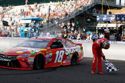 Race winner Kyle Busch, Joe Gibbs Racing Toyota