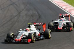 Esteban Gutierrez, Haas F1 Team VF-16 leads team mate Romain Grosjean, Haas F1 Team VF-16