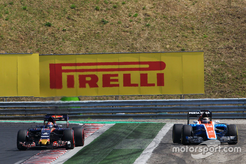 Pascal Wehrlein, Manor Racing MRT05 runs wide alongside Daniil Kvyat, Scuderia Toro Rosso STR11