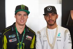 Cameron Waters, Prodrive Racing Australia y Lewis Hamilton, Mercedes AMG F1 Team