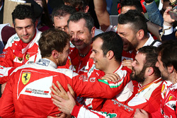 Derde plaats Sebastian Vettel, Ferrari in parc ferme met zijn team