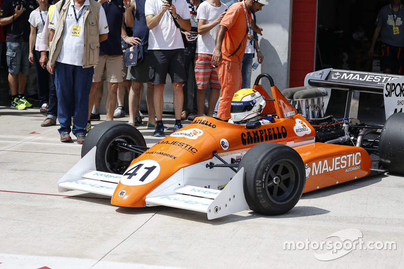 Monoposto storica in uscita dalla pit lane
