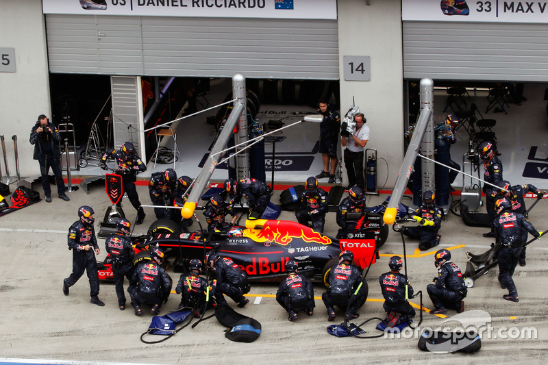 Max Verstappen, Red Bull Racing RB12 hace una parada en boxes
